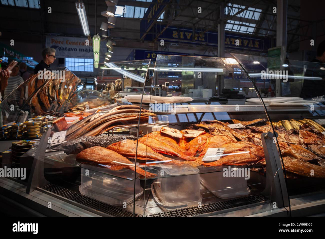Immagine di un banco che vende pesce affumicato presso un pescivendolo di centraltirgus a riga, in lettonia. Riga Central Market è il più grande mercato e bazar d'Europa Foto Stock