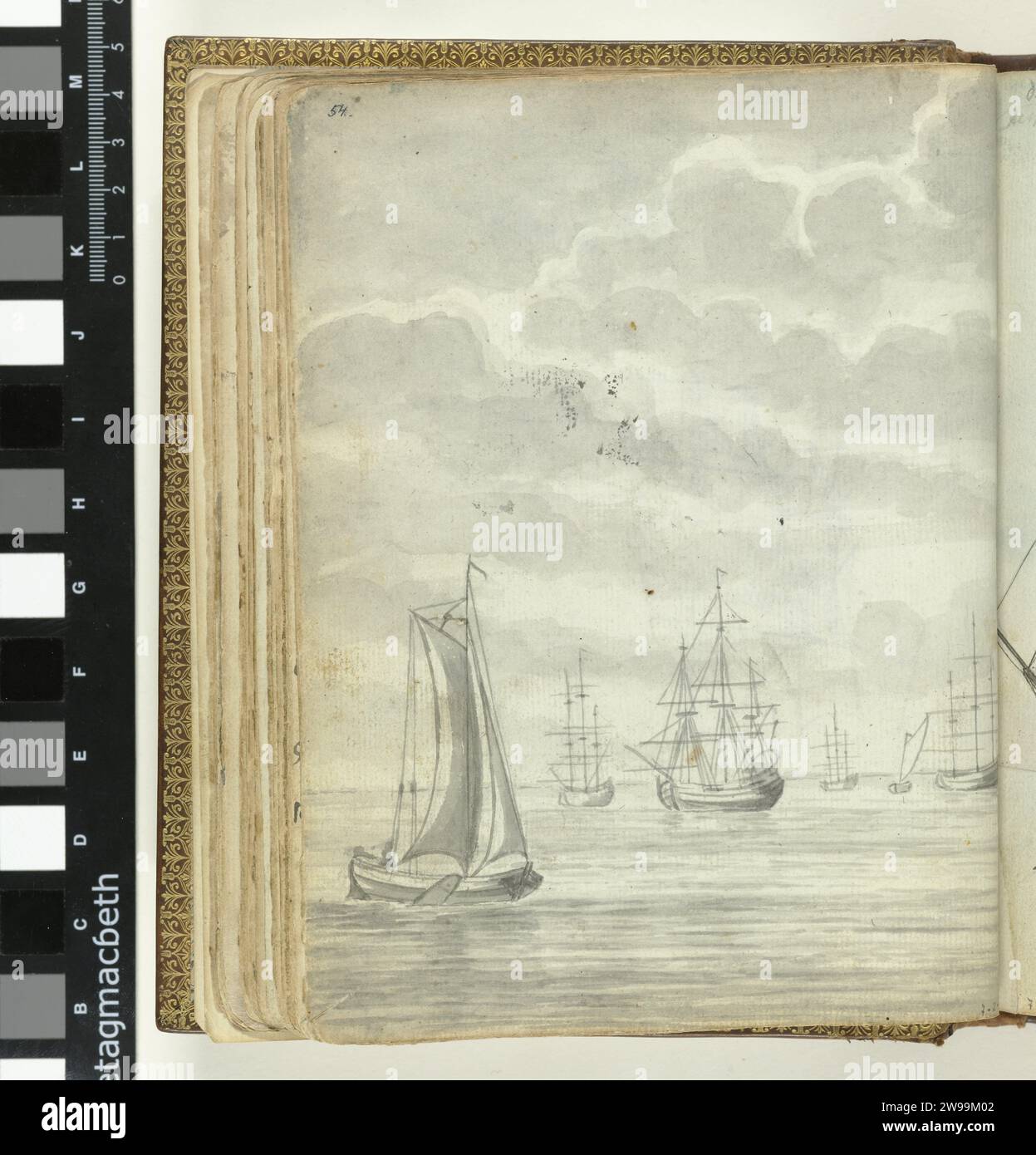 Ships for Anker, Jan Brandes, 1779 - 1787 disegno in bianco e nero di un certo numero di navi più grandi per l'ancora e due chiatte a vela, forse nel discorso di Texel. Parte del libro degli schizzi di Jan Brandes, dl. 2 (1808), pag. 54. carta. matita. nave a vela a pennello a inchiostro, barca a vela Foto Stock