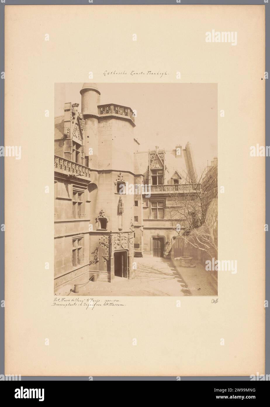 Courage of the Musée de Cluny (Musée National du Moyen âge) a Parigi, c. 1875 - c. 1900 Fotografia di Parigi cartone. supporto fotografico per il cortile con stampa albumen. cancello, entrata. Mostra permanente, museo Cluny Foto Stock
