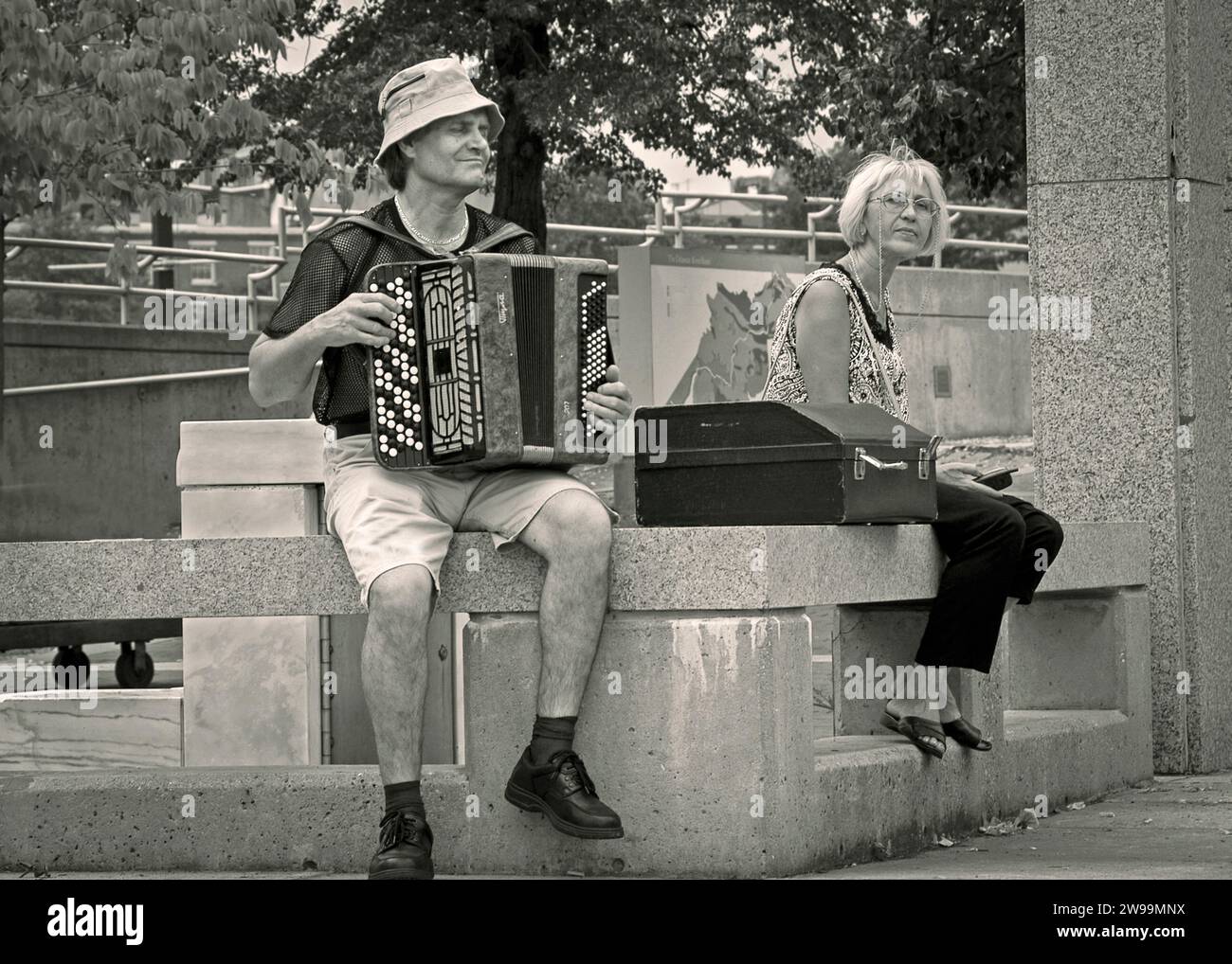 , Fisarmonicista che suona e ascolta donna, Philadelphia, USA Foto Stock