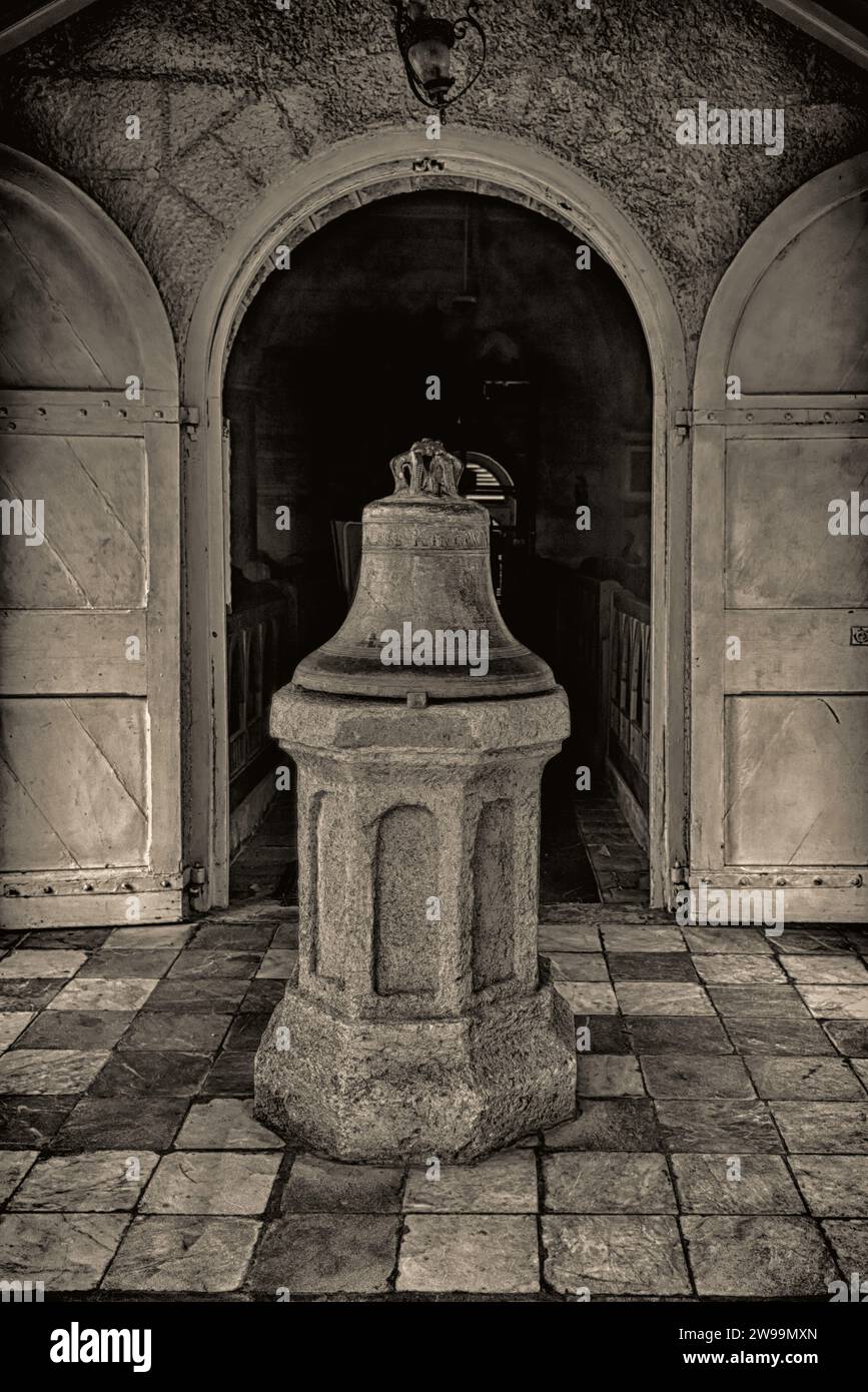 Vecchia campana, St. James Parish Church, si trova a Holetown, St James, Barbados. Foto Stock