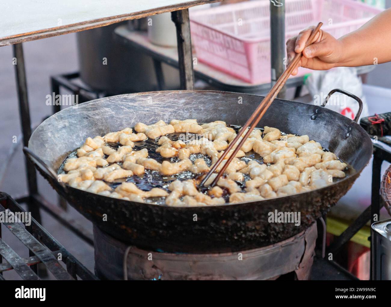 Il cucchiaio fritto in una gigantesca padella calda, è una colazione fresca e diluente nei paesi asiatici. Foto Stock