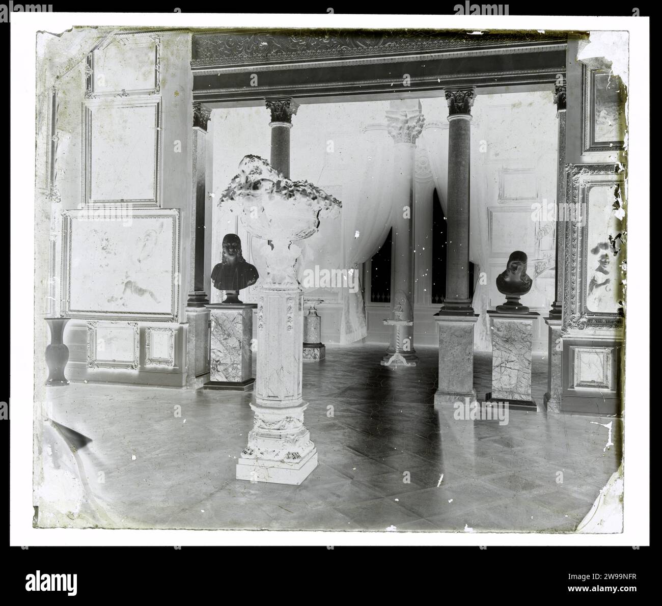 Interni con oggetti d'arte, Laurens Lodewijk Kleijn (attribuito a), c. 1865 - c. 1900 vetro bagnato collodion decorazioni negative (interno della casa) Foto Stock