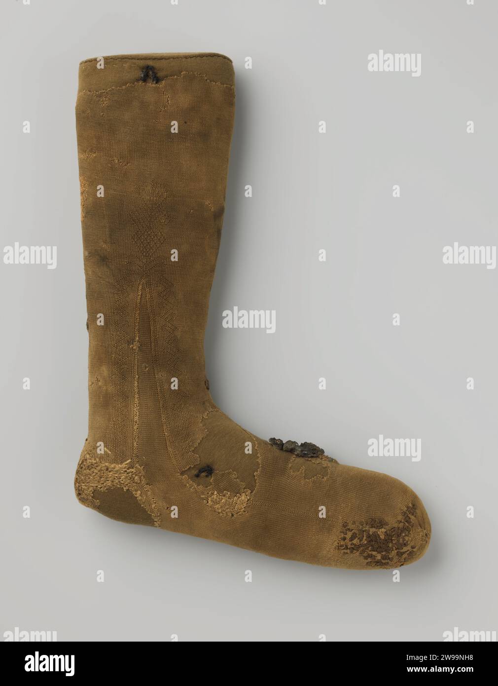 Calza di seta da uomo dal relitto dell'olandese East Indiaman 't Vliegend Hart, 1730 - 1735 calza di seta quasi completa su cui è ricamato un motivo. Con diverse fermate. ricamo in seta Foto Stock
