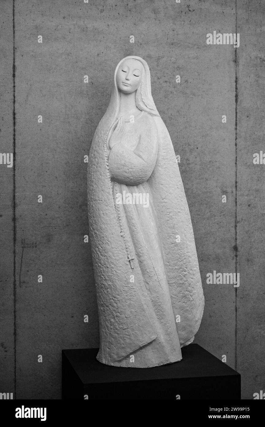 Una statua della Vergine Maria. Situato nel complesso della Basilica della Santissima Trinità nel Santuario di Fatima, Portogallo. Foto Stock