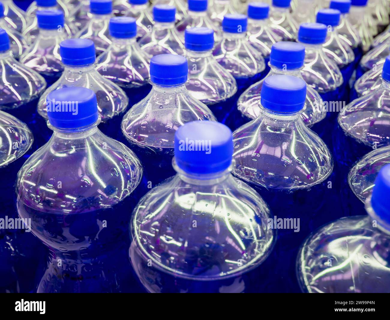 fila di bottiglie di bibite gassate Foto Stock