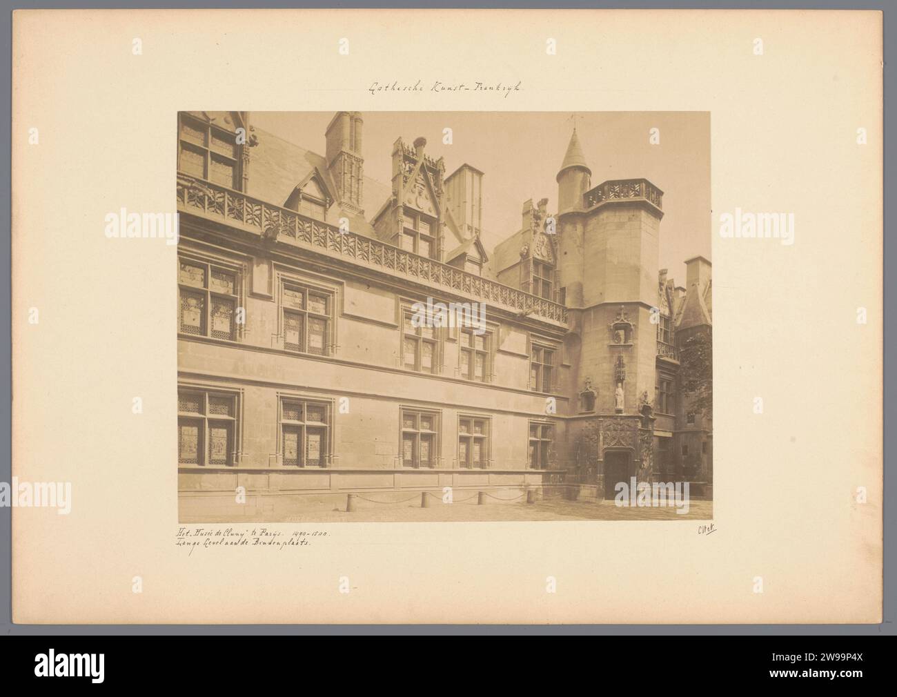 Cortile e ingresso al Musée de Cluny (Musée National du Moyen âge) a Parigi, c. 1875 - c. 1900 Fotografia di Parigi cartone. supporto fotografico per il cortile con stampa albumen. cancello, entrata. Mostra permanente, museo Cluny Foto Stock