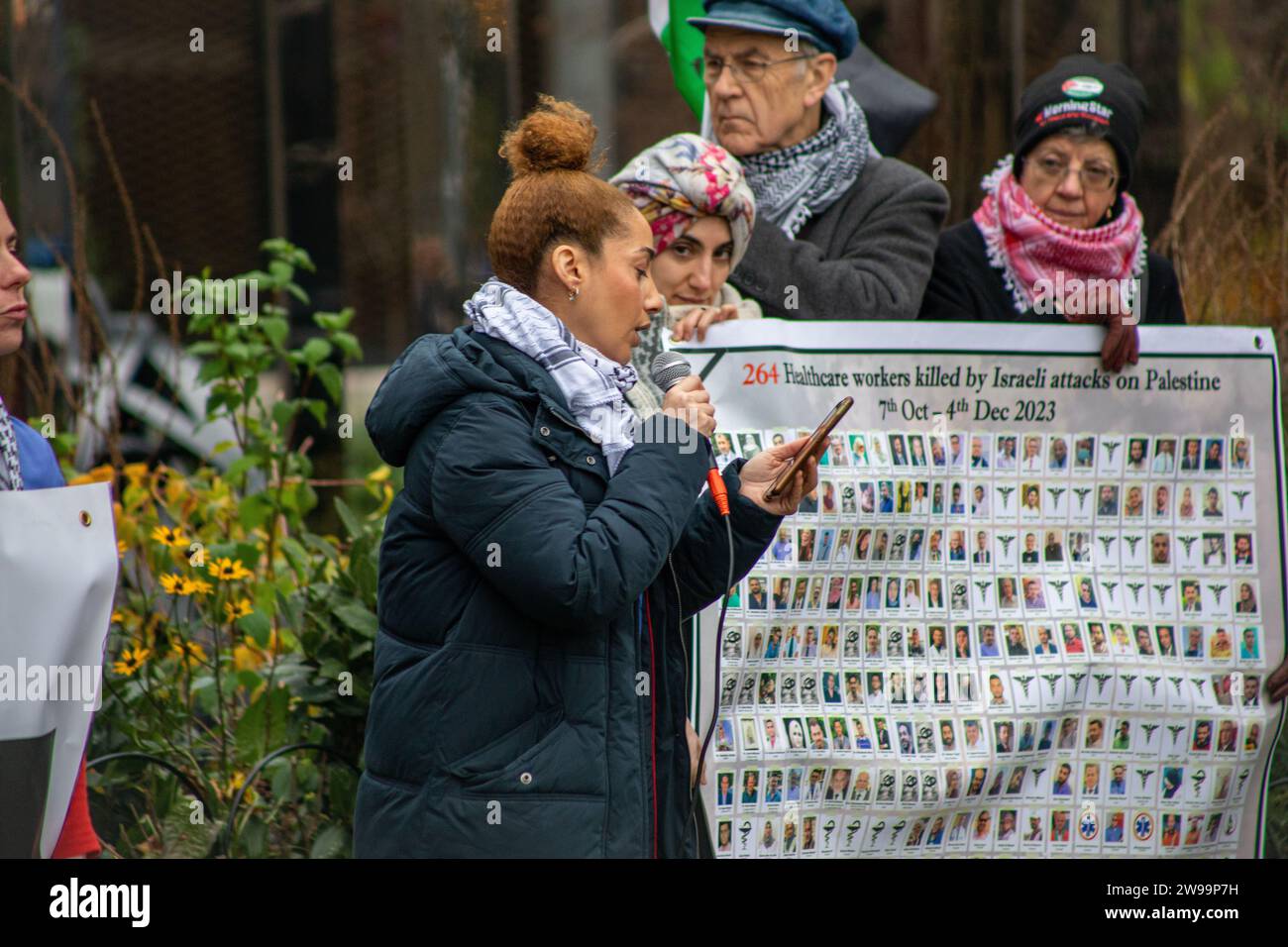 Londra, Regno Unito - 24 dicembre 2023: Gli operatori sanitari per la Palestina organizzano una veglia multi-religiosa la vigilia di Natale. Foto Stock