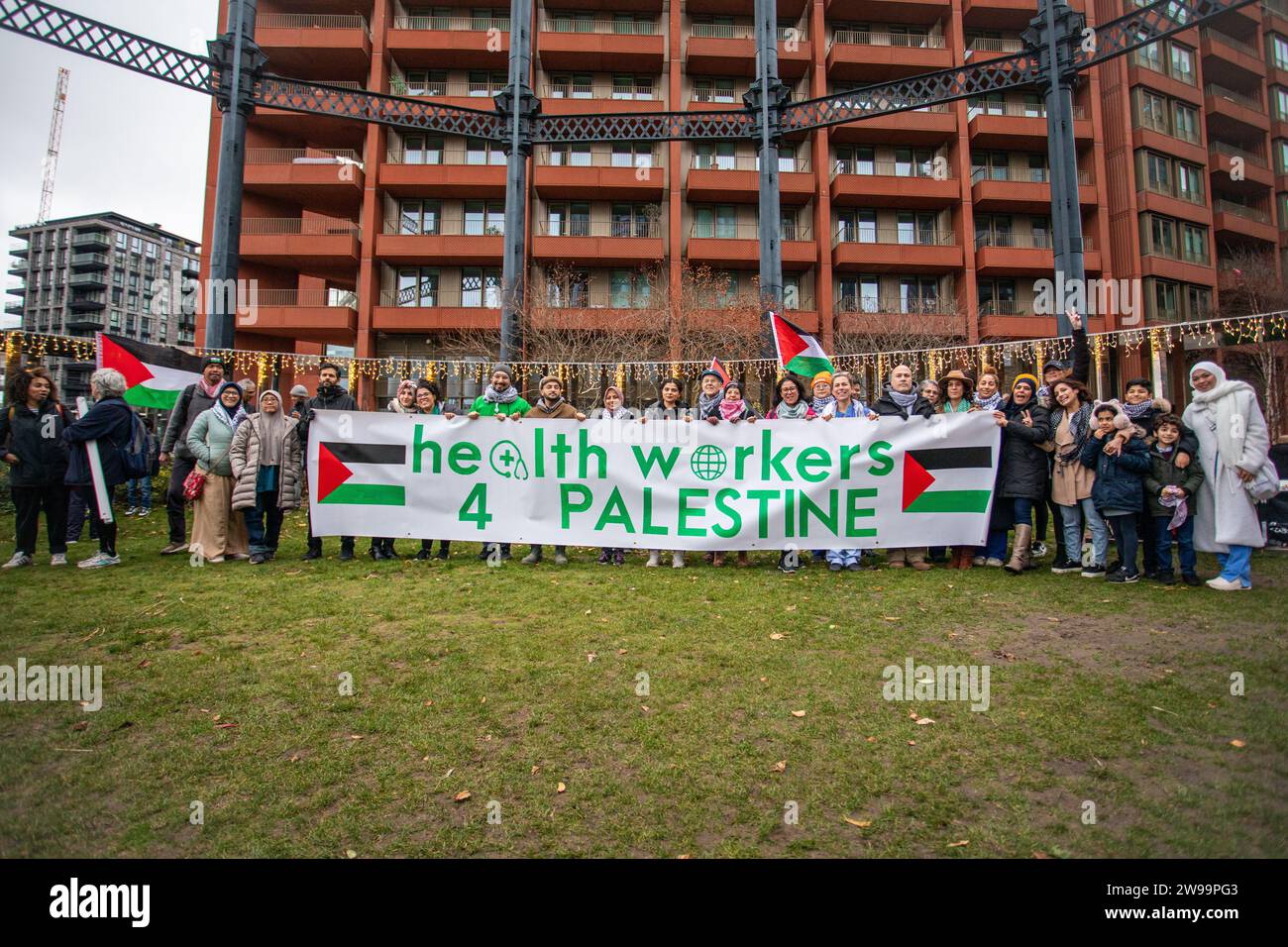 Londra, Regno Unito - 24 dicembre 2023: Gli operatori sanitari per la Palestina organizzano una veglia multi-religiosa la vigilia di Natale. Foto Stock