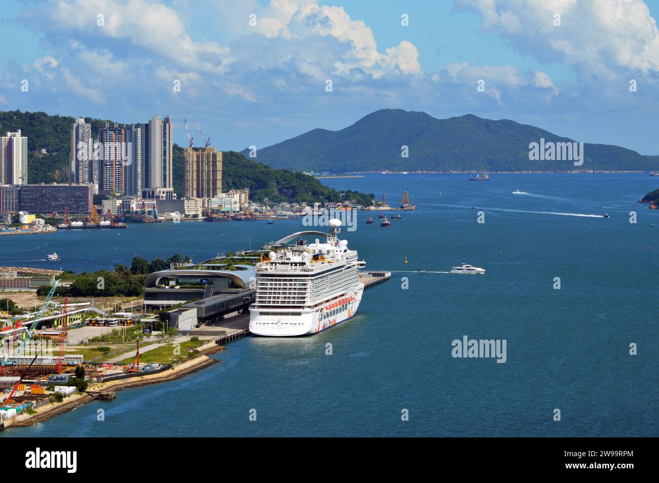Genting Dream, una nave da crociera di Resorts World Cruises, ormeggiata al Terminal delle Crociere di Kai Tak, situato presso l'ex Aeroporto di Kai Tak a Kowloon, Hong Kong Foto Stock