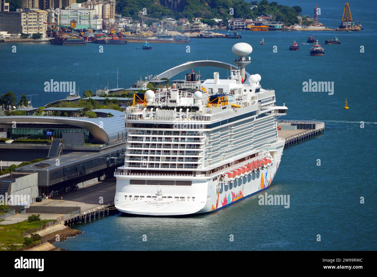Genting Dream, una nave da crociera di Resorts World Cruises, ormeggiata al Terminal delle Crociere di Kai Tak, situato presso l'ex Aeroporto di Kai Tak a Kowloon, Hong Kong Foto Stock