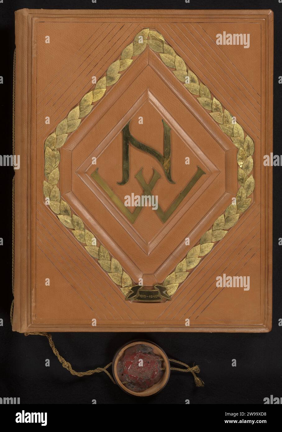 Album di ricevimento in occasione dell'addio di Evert Kupers come direttore della N.V.V. 14 luglio 1949, NVV, 1949 album fotografico con copertina in lino marrone, rilegato in pelle in una scatola di legno con coperchio in vetro e sigillo pensile in vernice. L'album ha una copertina in rilievo con l'iscrizione NVV all'interno di una corona di riviste laurel con l'iscrizione 1915-1949. Contiene 26 fogli con circa 700 firme degli ospiti e 41 foto dell'addio del 14 luglio 1949 all'Hotel Krasnapolsky di Amsterdam. Nella seconda pagina un Acrostichon di Henk Meijer. Allegata una lettera separata del 3 gennaio 1950 da parte di N.V.V. Foto Stock