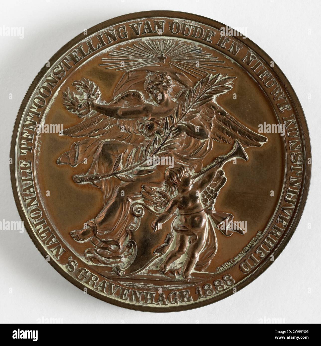 Mostra nazionale di artigianato vecchio e nuovo, l'Aia 1888 con scatola, Bart van Hove, medaglia del 1888. medaglia di premio. Medaglia di bronzo Box. Fronte: Angelo seduto con ramo lauwert e corona. Ai suoi piedi uno scudo e un putto soffiano su una tromba. Una stella radiosa sopra la sua testa; con display e firma. Inverti: corona e firma. Con scatola in dotazione. Netherlandspublisher: Utrecht l'Aia Foto Stock