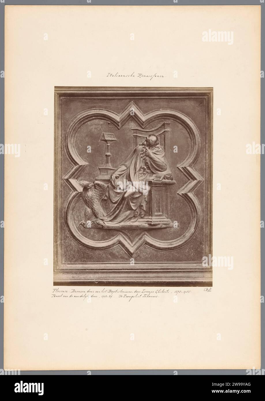 Pannello della porta bronzea del Battisterium di Firenze, raffigurante Johannes de Evangelist, c. 1875 - c. 1900 Fotografia di Firenze cartone. supporto fotografico scultura di stampa albumana (+ rilievo  scultura). St Giovanni Evangelista scrive il Vangelo, di solito l'aquila presente. Porta monumentale, portico, 'aediculum' Bond Foto Stock