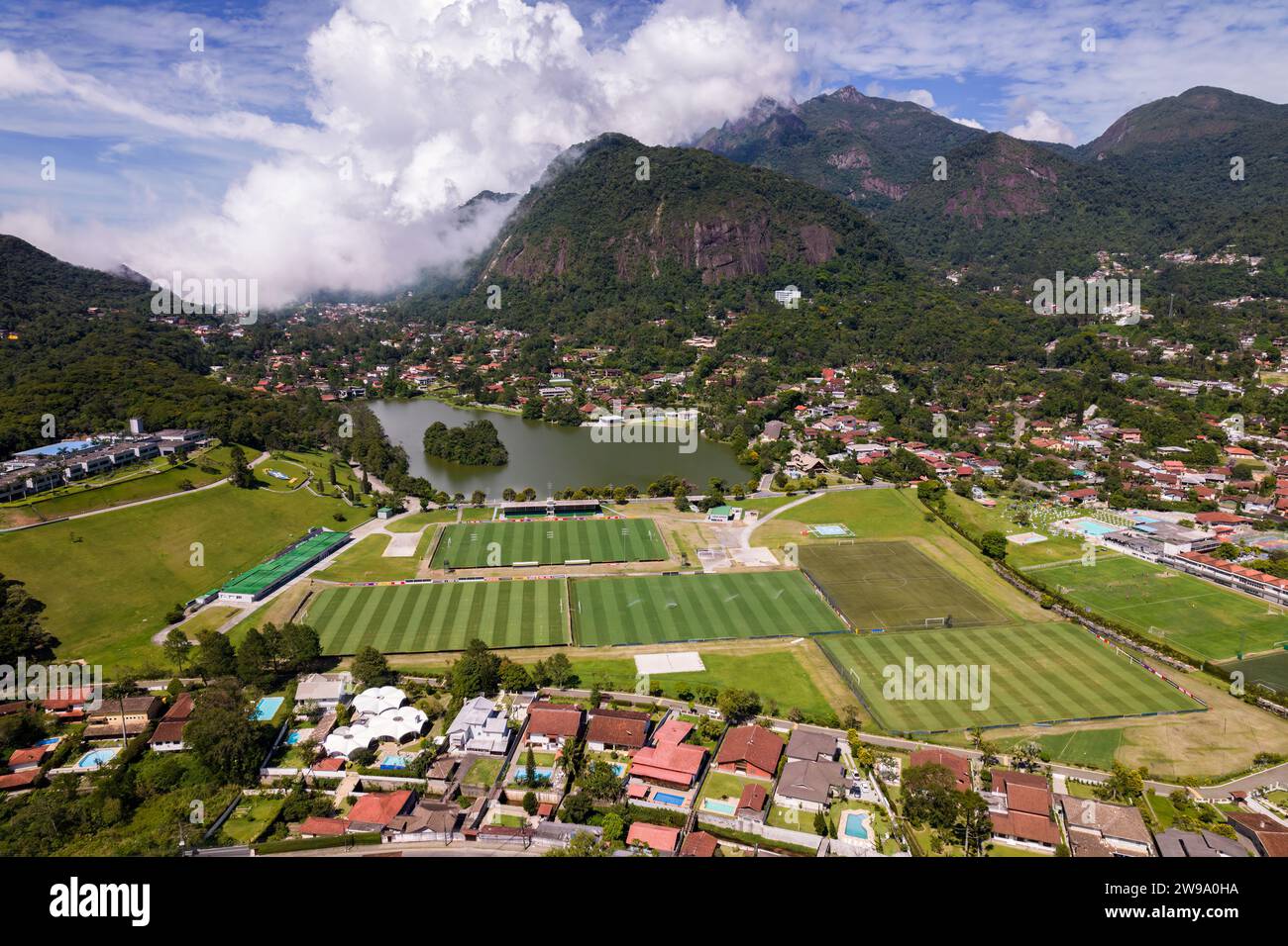 Vista aerea con droni della città di Granja Comary a Teresopolis, sede centrale e centro di allenamento principale della squadra nazionale di calcio del Brasile Foto Stock