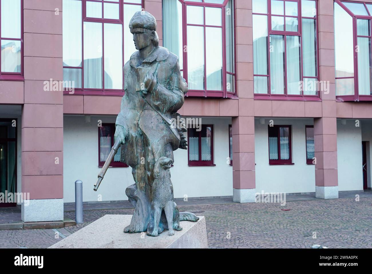 Edenkoben, Germania. 20 dicembre 2023. Le figure della fontana della Calza di Eterna si trovano in una piazza nel centro della città. Quando l'autore James Fenimore Cooper portò la sua calza di ferro alla vita letteraria nel 1823, combinò la storia selvaggiamente romantica con la critica alla civiltà e alla distruzione della natura. Il sentiero del ranger conduce alla Southern Wine Route? Crediti: Uwe Anspach/dpa/Alamy Live News Foto Stock