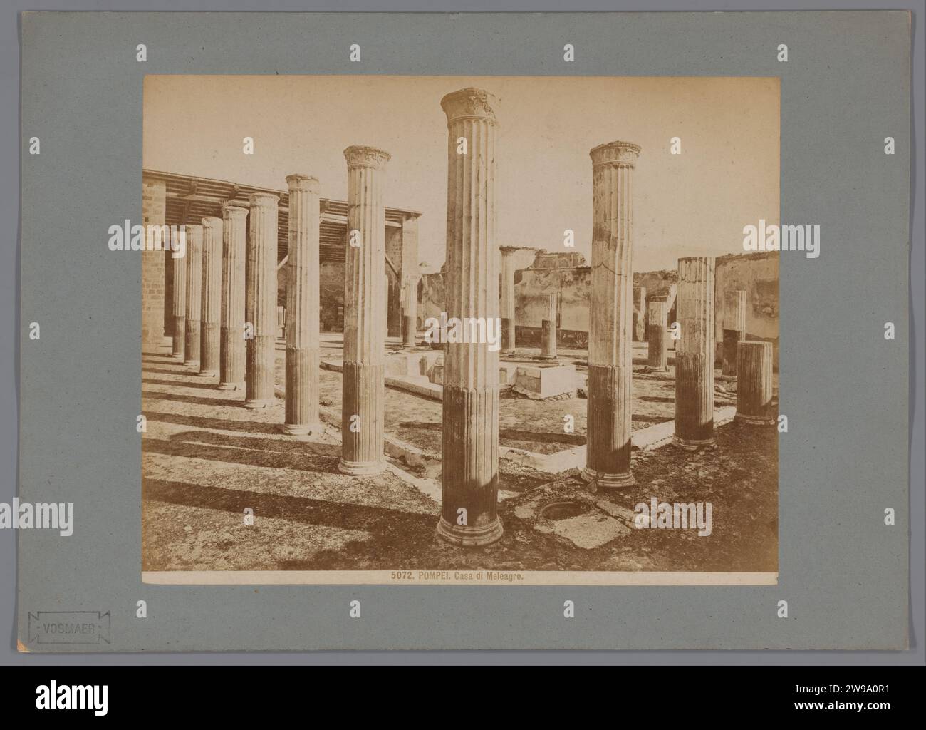 Resti della casa di Meleagro a Pompei, Giacomo Brogi (attribuito a), 1864 - 1881 Fotografia Pompeiipublisher: Florence paper. gli albumi di cartone stampano gli alloggi urbani. rovina di un edificio  architettura. Paesaggio con rovine casa Meleagro Foto Stock