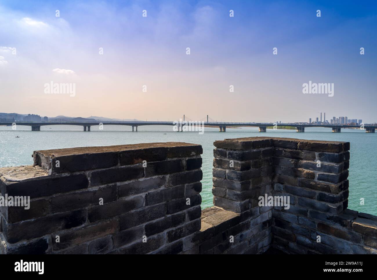 Situato sulle antiche mura della città, affacciato sul paesaggio cittadino di Xiangyang, provincia di Hubei, l'intreccio di storia e modernità è rinfrescante. Foto Stock