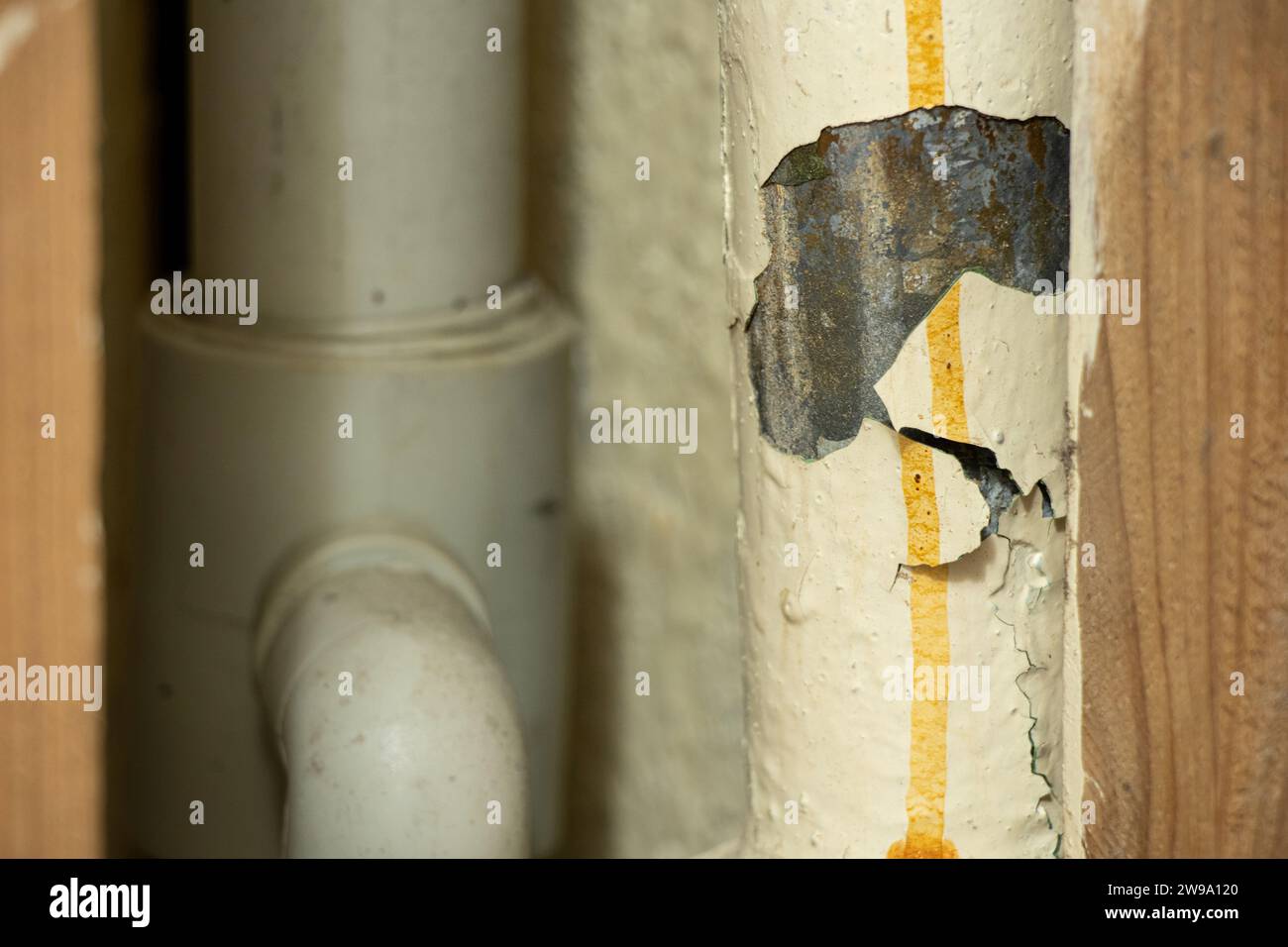 Vecchio tubo arrugginito sporco in un bagno in un appartamento residenziale senza riparazione, sostituzione di tubi, idraulico Foto Stock
