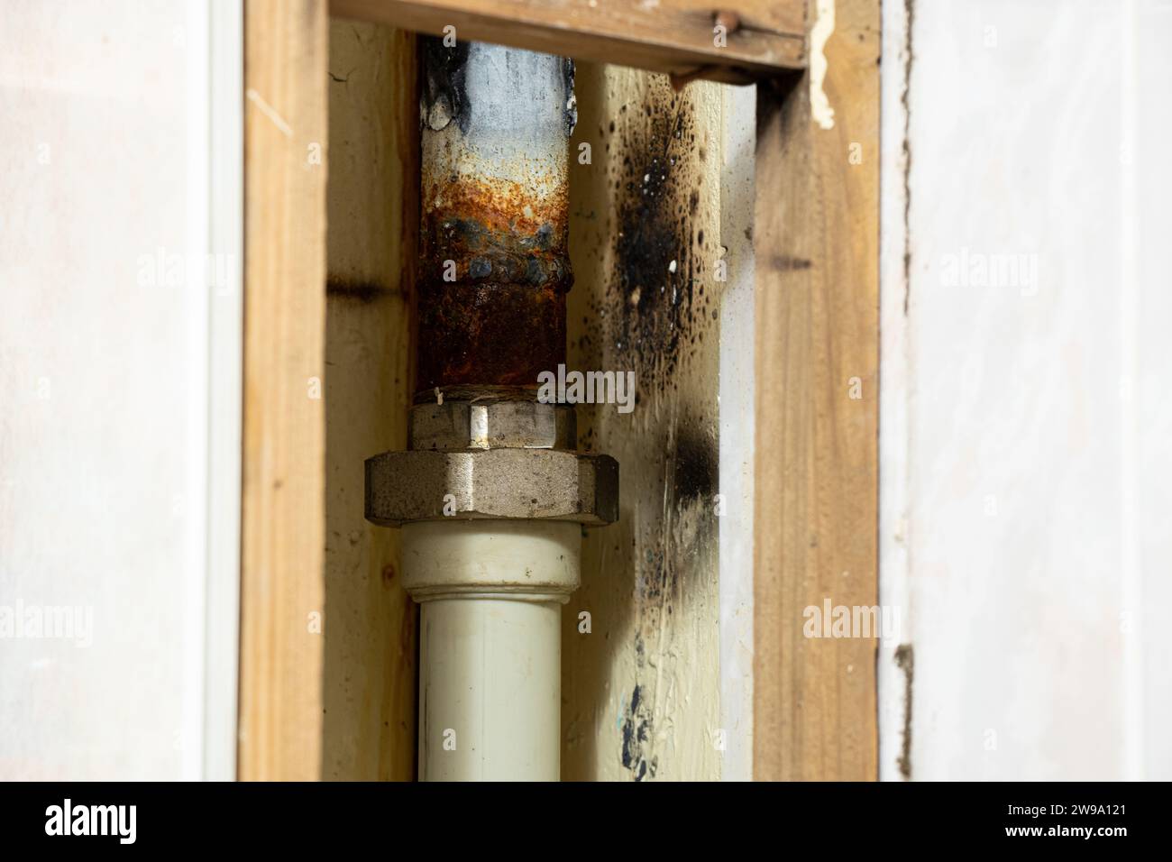 Vecchio tubo arrugginito sporco in un bagno in un appartamento residenziale senza riparazione, sostituzione di tubi, idraulico Foto Stock