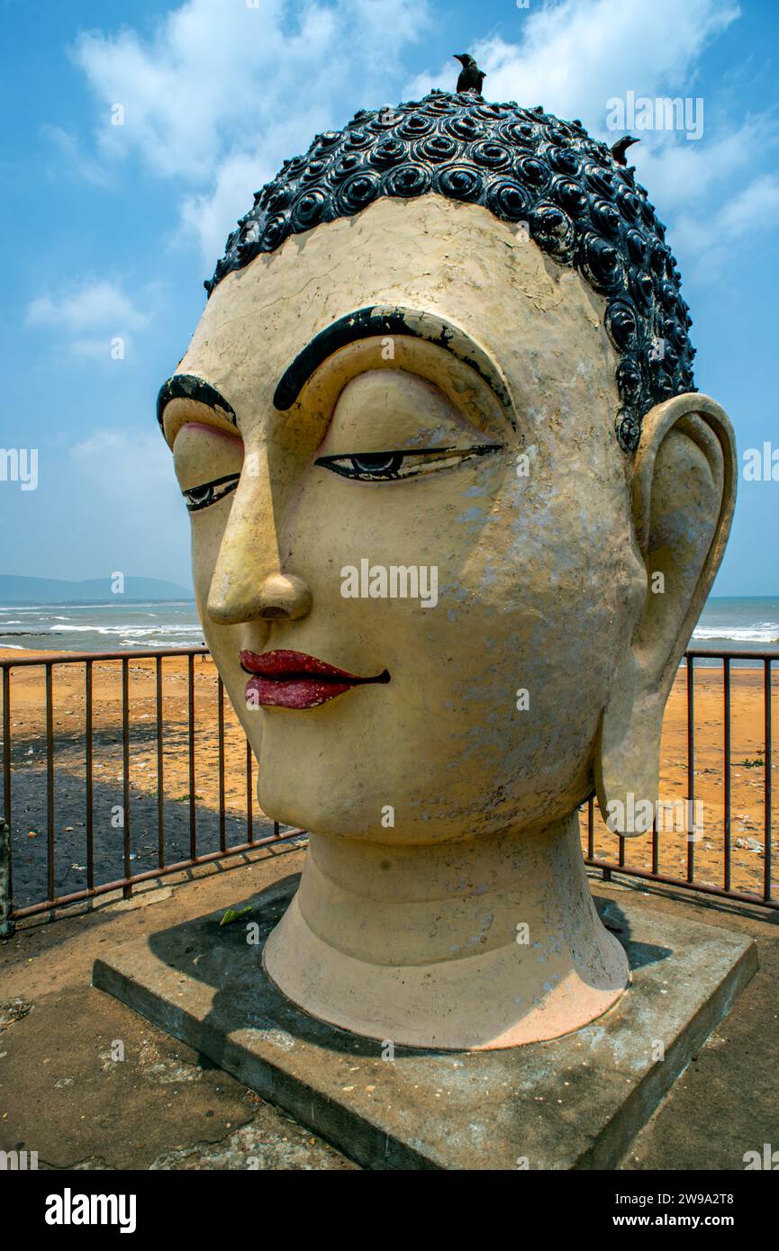 08 30 2015 Statua del Buddha (testa) al Bheemili Beach Park; Visakhapatnam India; Vishakhpatnam Andhra Pradesh India Asia. Foto Stock
