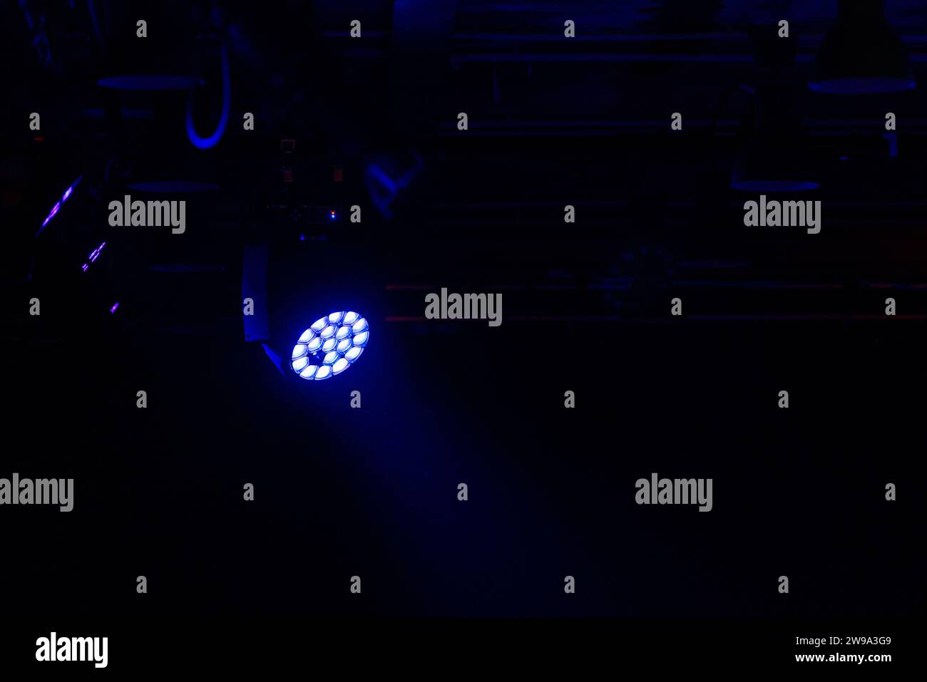 Spot LED stage con fascio blu al buio, apparecchiatura di illuminazione del palcoscenico Foto Stock