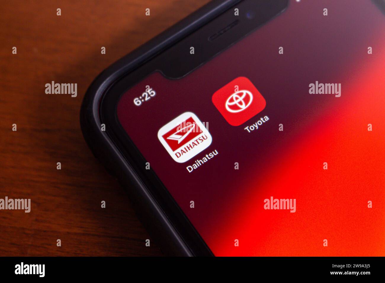 Vancouver, CANADA - dicembre 25 2023 : immagine concettuale delle icone Daihatsu e Toyota viste su un iPhone. Concetto di veicolo automobilistico giapponese Foto Stock