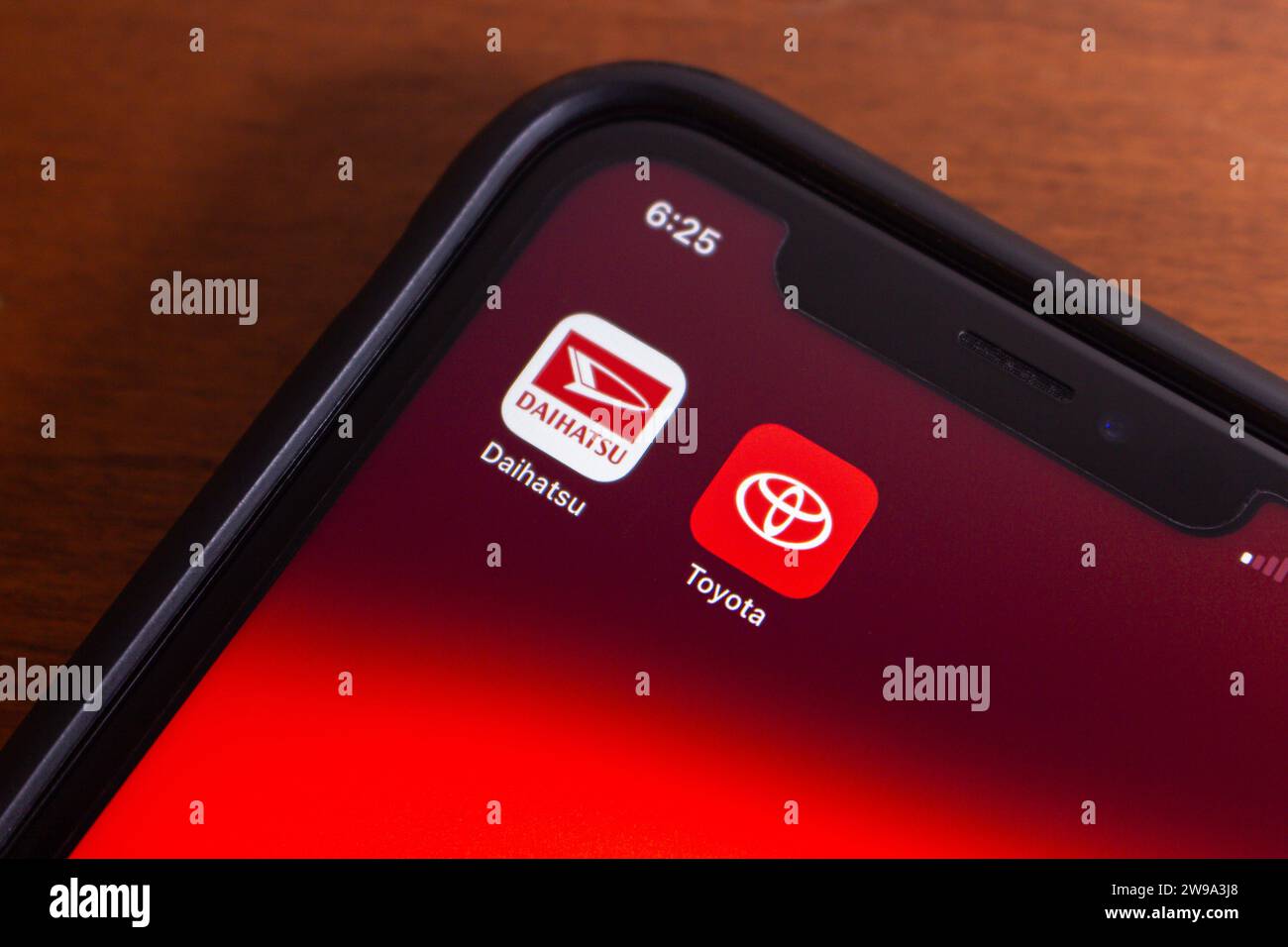 Vancouver, CANADA - dicembre 25 2023 : immagine concettuale delle icone Daihatsu e Toyota viste su un iPhone. Concetto di veicolo automobilistico giapponese Foto Stock
