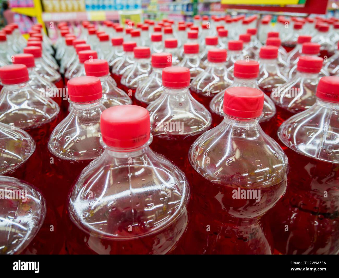 fila di bottiglie di bibite gassate Foto Stock