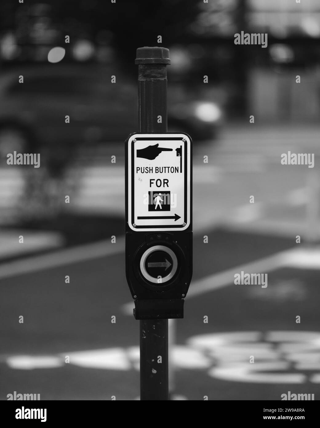 Primo piano di un pulsante del semaforo a Seattle, Washington, USA, in scala di grigi Foto Stock