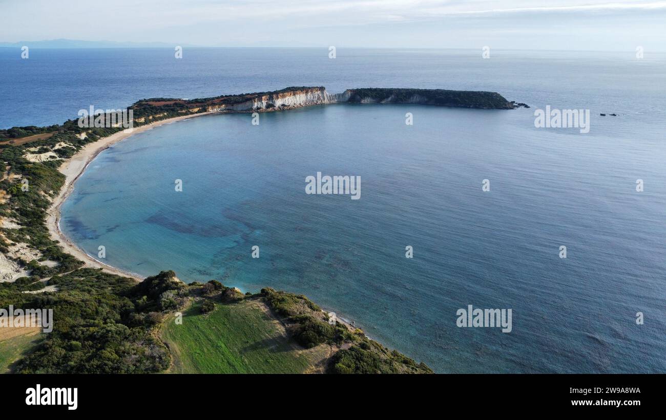 Una vista aerea del mare tranquillo e della costa verde. Zante, Grecia Foto Stock