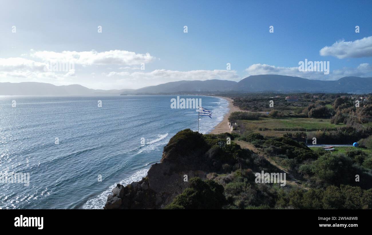 Una vista aerea del mare tranquillo e della costa verde con la bandiera della Grecia. Zante, Kalamaki Foto Stock