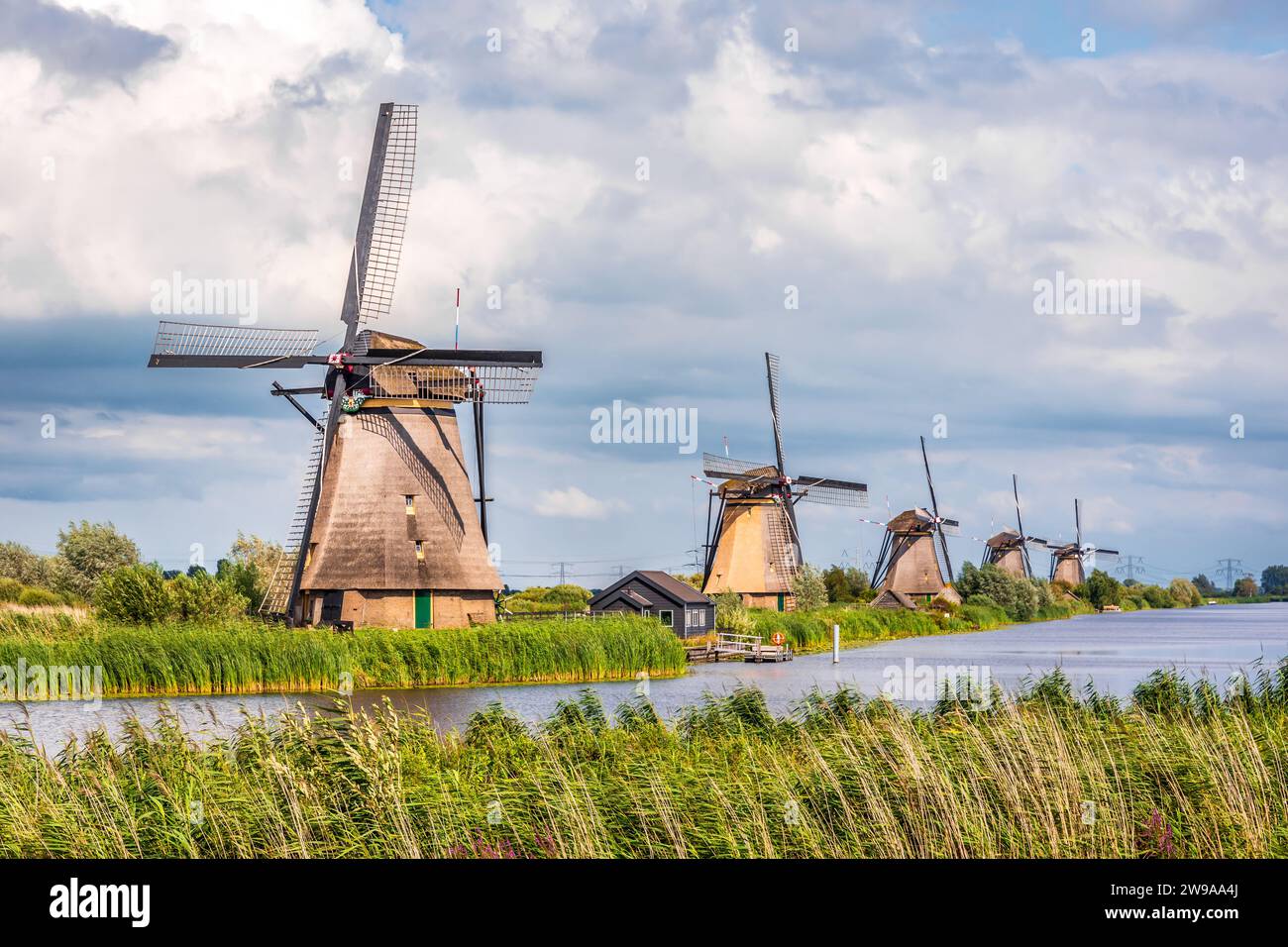 Vista generale dei mulini a vento Overwaard costruiti nel 1740, parte dei mulini Kinderdijk vicino a Rotterdam, Paesi Bassi, sotto un cielo tempestoso. Foto Stock
