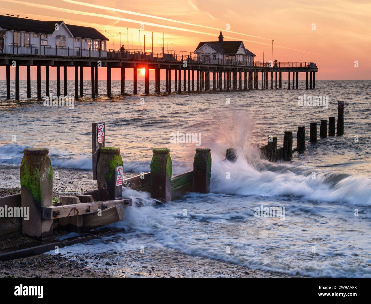 Venerdì 15 settembre 2023. Southwold, Suffolk, Inghilterra - il sole sorge dietro il caratteristico molo di Southwold all'inizio di un'altra calda somma tardiva Foto Stock