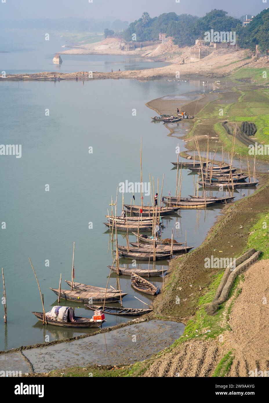 Vista panoramica verticale delle barche in legno sul fiume Mahananda, Chapai Nawabganj, Bangladesh Foto Stock