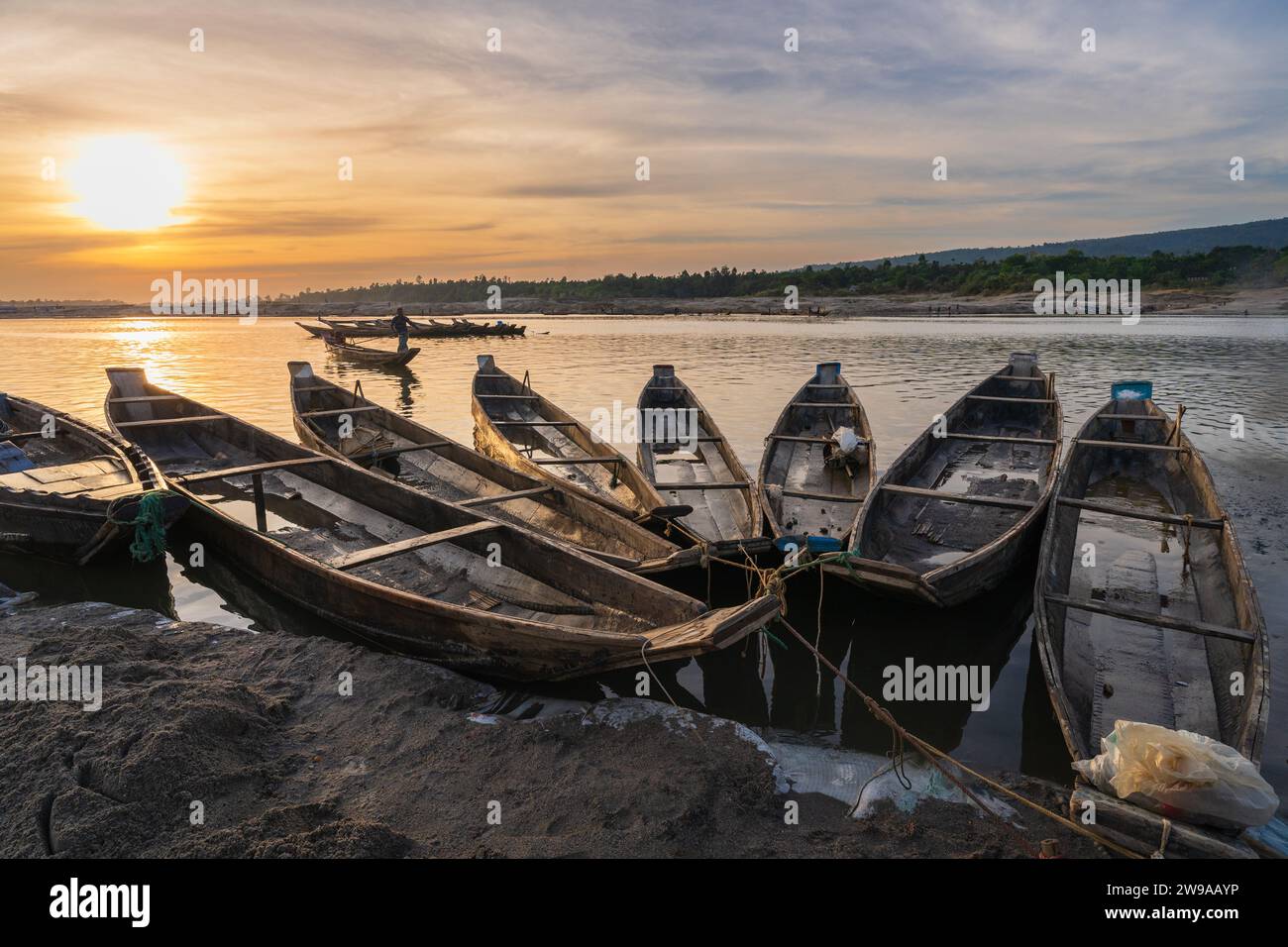 Vista panoramica delle barche di legno sulla riva del fiume al tramonto, Jaflong, Bangladesh Foto Stock