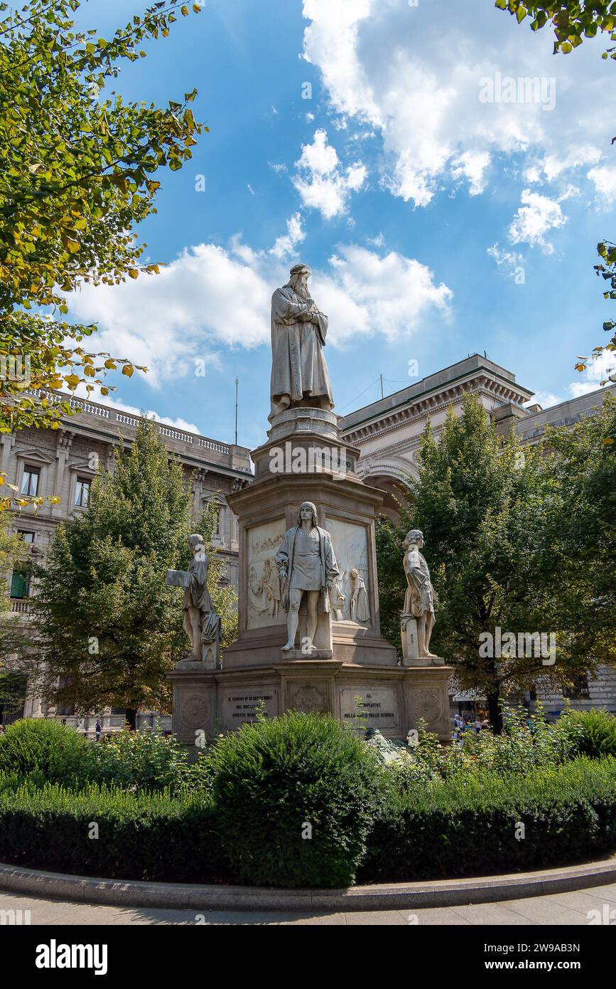Milano, Italia, 31 luglio 2023. Monumento a Leonardo da Vinci, Place de la Scala Foto Stock