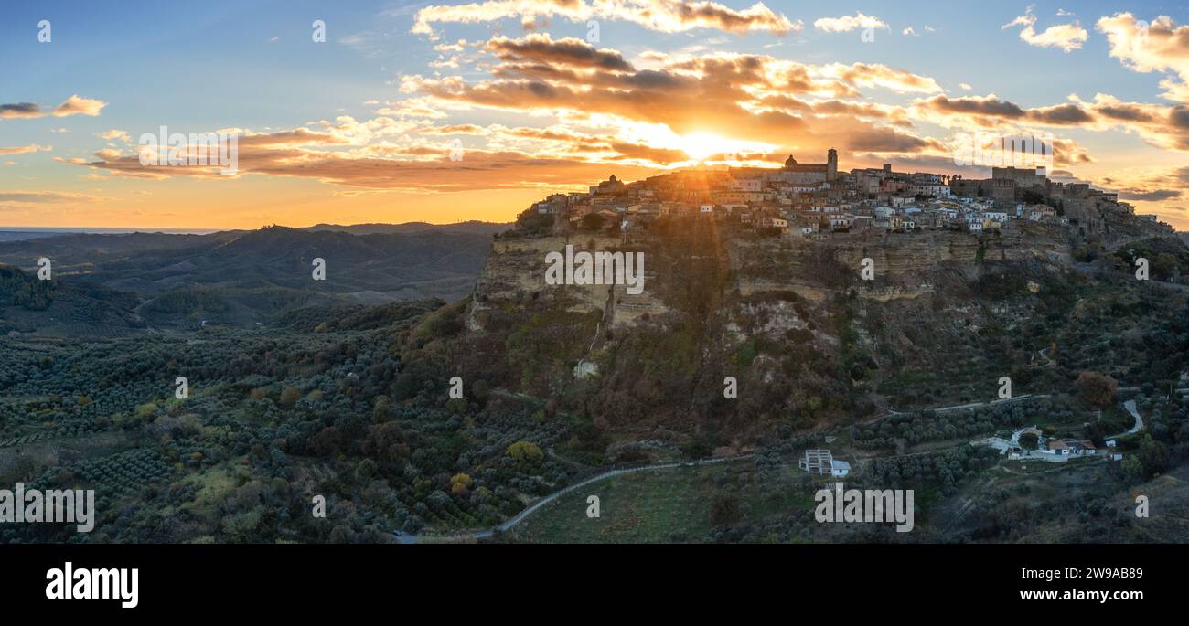 Santa Severina, Italia - 6 dicembre 2023: Vista panoramica con droni del villaggio collinare di Santa Severina in Calabria all'alba Foto Stock