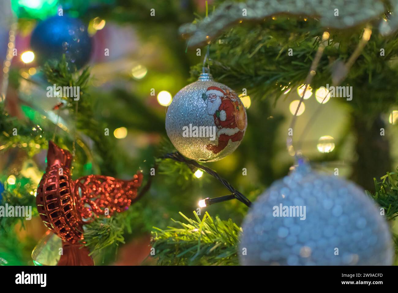 Sfondo natalizio, albero di natale con palle Foto Stock
