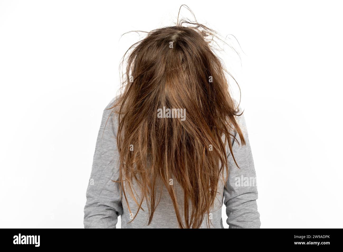 Mattina scoraggiata: Ritratto di giovane ragazza in un Bad Hair Day Foto Stock