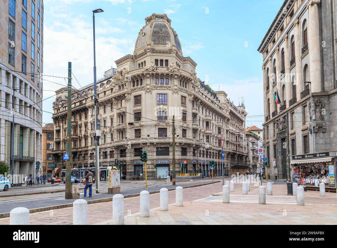 MILANO, ITALIA - 19 MAGGIO 2018: Questi sono palazzi signorili in Piazza Giuseppe Missori. Foto Stock