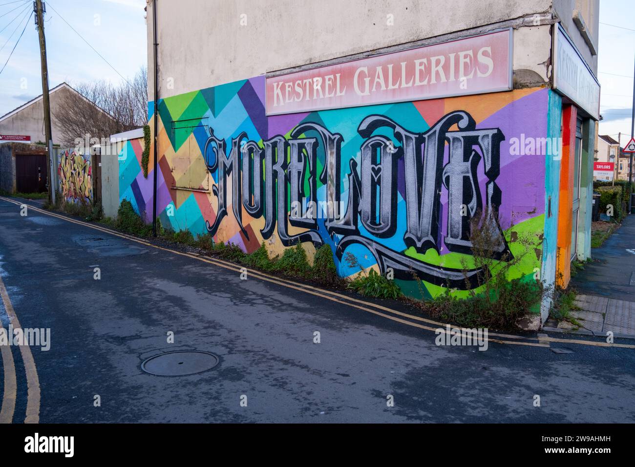 Street art sul lato delle Kestrel Galleries, Kingswood, Bristol, Regno Unito Foto Stock