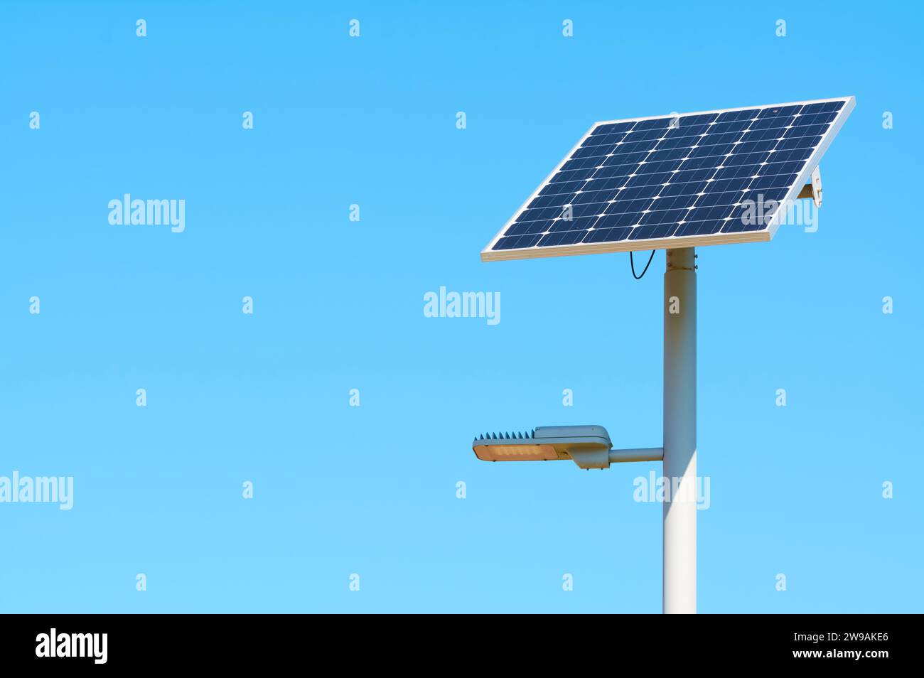 Luce a energia solare in un luogo pubblico su sfondo blu cielo con spazio per la copia. Foto Stock