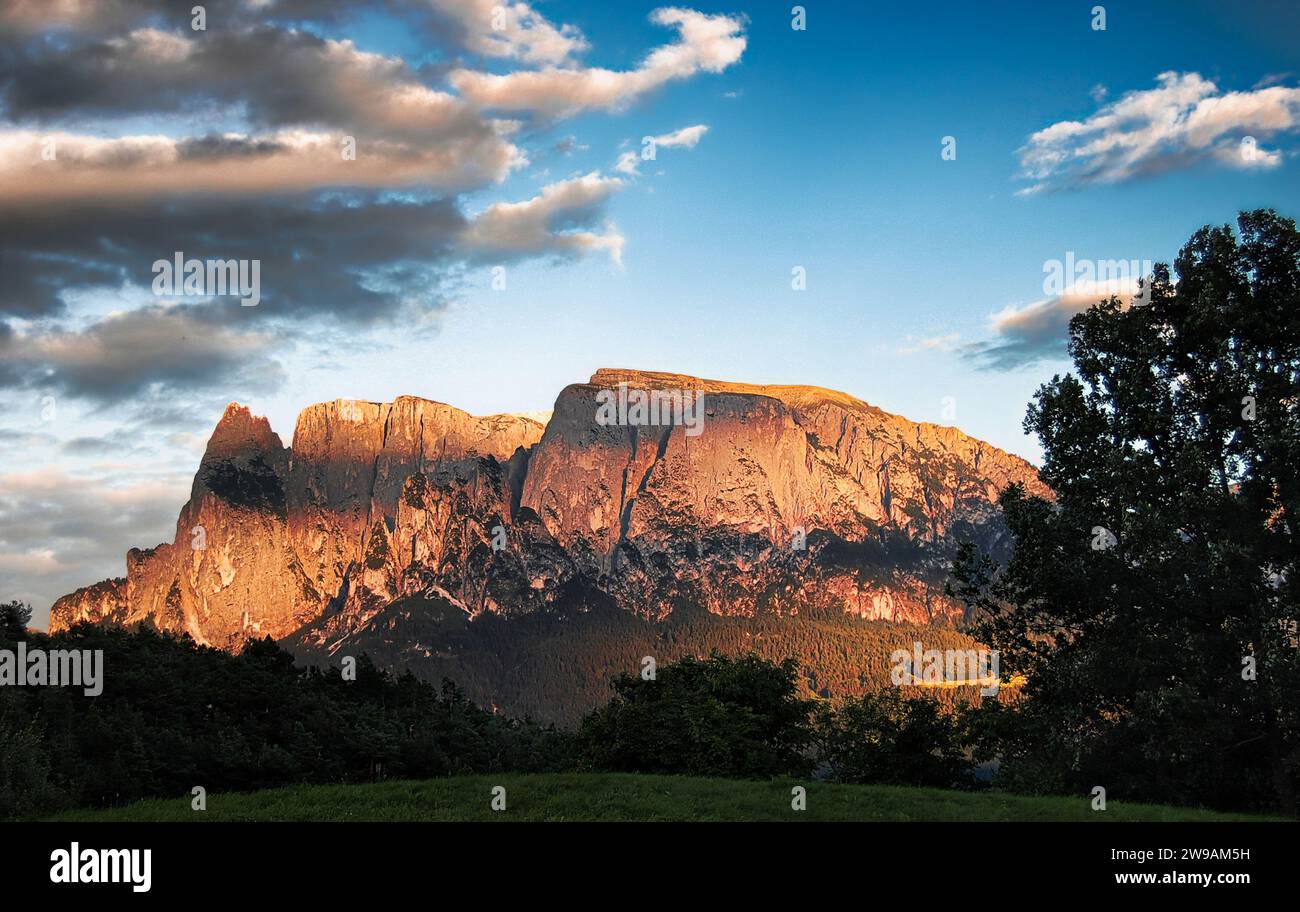 Il sole al tramonto colora di rosa la cima dello Sciliar in alto Adige - il sole che tramonta colora il rosa della vetta dello Sciliar in alto Adige Foto Stock