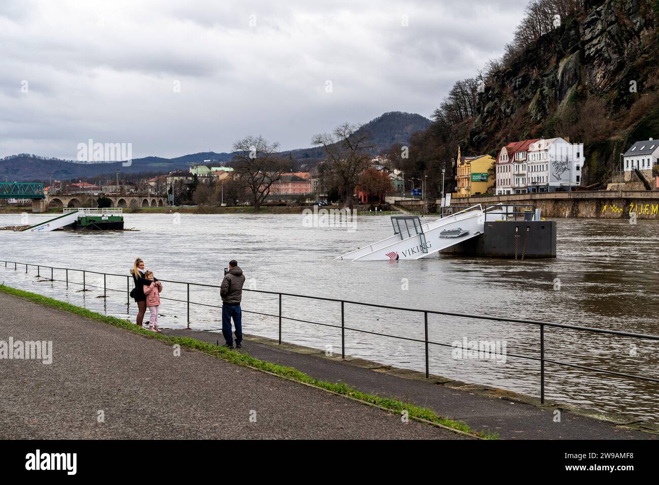 Decin, Repubblica Ceca. 26 dicembre 2023. La gente cammina lungo la riva del fiume Elba a Decin, dove il livello dell'Elba ha superato il terzo, più alto livello di inondazioni, il 26 dicembre 2023, Decin, regione di Usti nad Labem. Crediti: Ondrej Hajek/CTK Photo/Alamy Live News Foto Stock