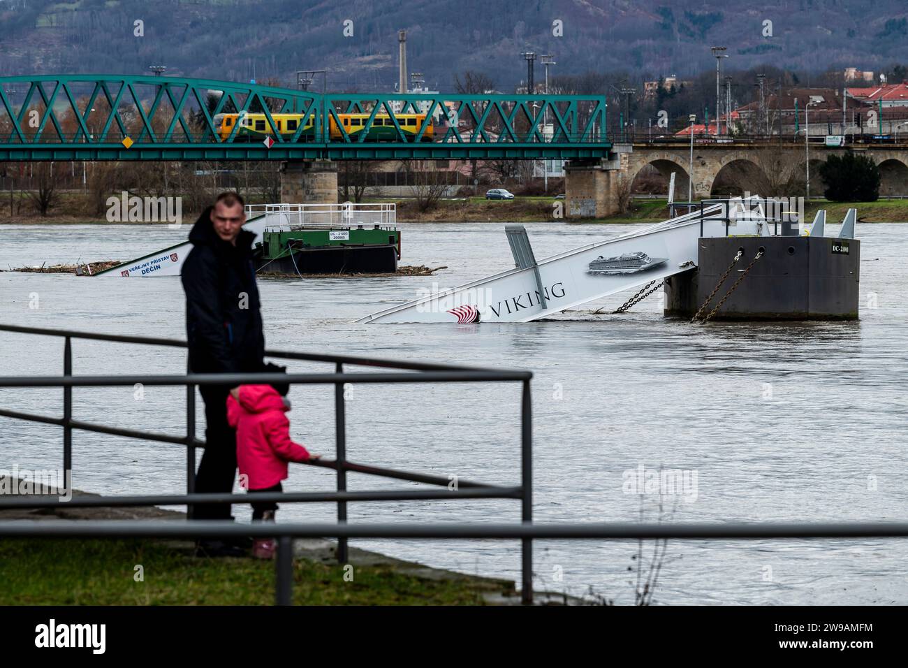 Decin, Repubblica Ceca. 26 dicembre 2023. La gente cammina lungo la riva del fiume Elba a Decin, dove il livello dell'Elba ha superato il terzo, più alto livello di inondazioni, il 26 dicembre 2023, Decin, regione di Usti nad Labem. Crediti: Ondrej Hajek/CTK Photo/Alamy Live News Foto Stock