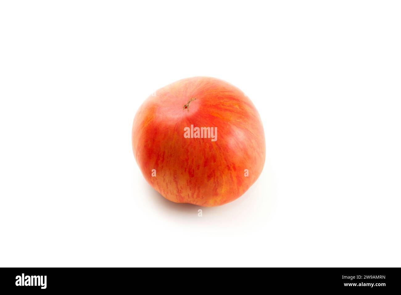 Pomodoro rosa pieno e succoso con ombre morbide isolate su sfondo bianco con percorso di ritaglio. Raccolta di verdure su bianco. Foto Stock