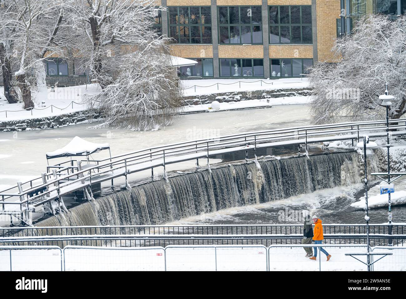 Natale 2023: Un Natale bianco nel paesaggio industriale di Norrkoping. Norrkoping è una storica città industriale della Svezia. Foto Stock