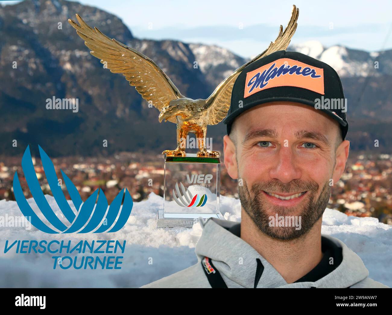 Garmisch Partenkirchen, Deutschland. 26 dicembre 2023. Garmisch-Partenkirchen, Deutschland 26. Dicembre 2023: Skispringen, Herren, Vierschanzentournee 2023/2024, torneo Four Hills, 4hills, Weltcup, Skijumping! Achtung Fotomontage! Hier im Bild Pius Paschke (GER), Kopf, Portrait mit dem Gesamtsieger Pokal Adler im Hintergrund, Links das Logo der Vierschanzentournee, Vorschau, Ausblick, Symbolbild, 72. Credito Vierschanzentournee: dpa/Alamy Live News Foto Stock