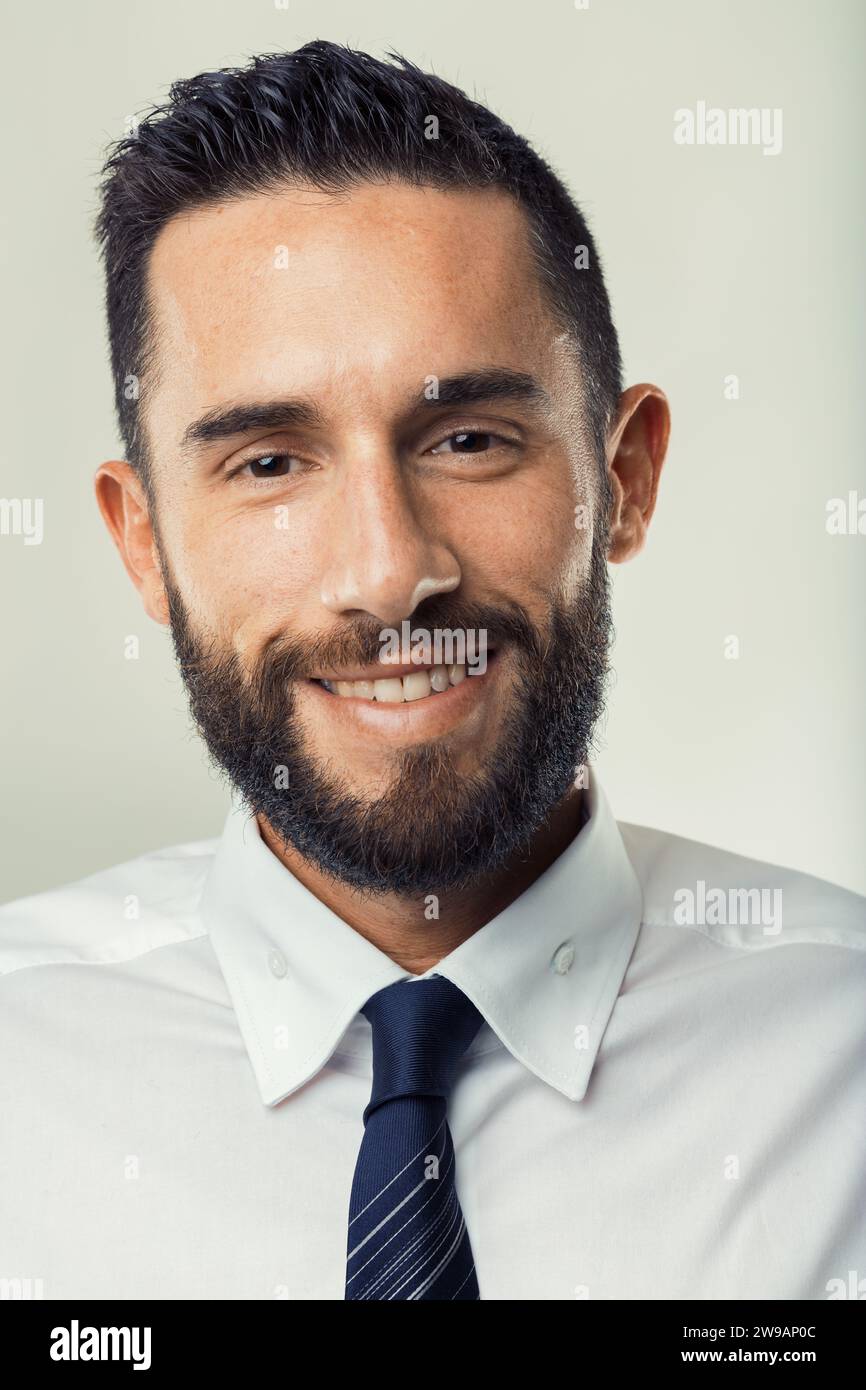 L'uomo barbuto con un piacevole sorriso proietta professionalità e disponibilità Foto Stock